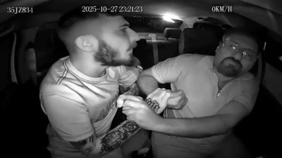 İzmir'de taksi şoförüne saldırı anları kameraya yansıdı