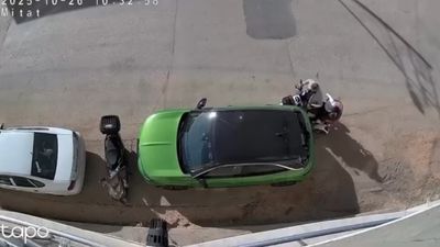 Bursa'da park halindeki araca çarptı: Hiçbir şey olmamış gibi kaçtı