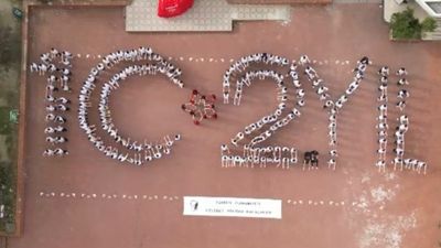 Bursa'da öğrenciler Cumhuriyet'in 102.yılını çizdi