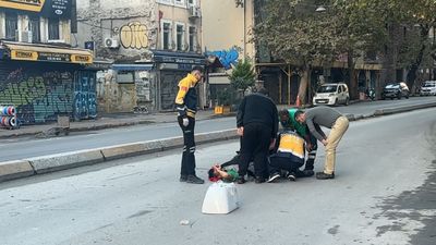 İstanbul'da çöp kamyonu kapatılmayan çukura girdi: İşçinin bacağı kırıldı