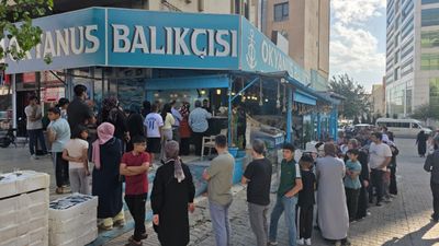 Şanlıurfa'da balıkçının bayram jestine vatandaş yoğun ilgi gösterdi