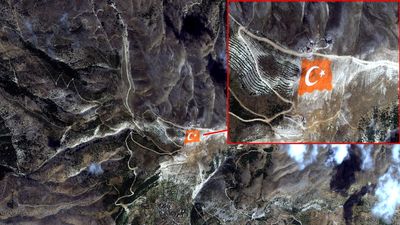 Kahramanmaraş'ta Ahır Dağı'na işlenen dev Türk bayrağı ihtişamıyla büyüledi