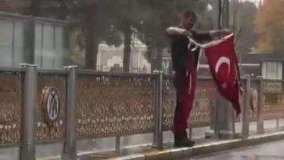 Erzincan’da rüzgarın düşürdüğü Türk bayraklarını toplayan vatandaş duygulandırdı