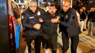 Aksaray’da alkollü şahıs araçlara saldırdı, polise direndi: “Öldürün beni” diye bağırdı