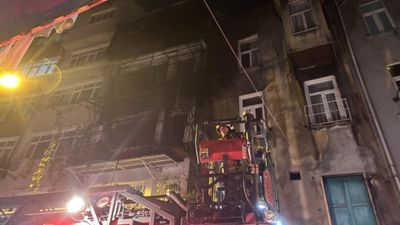 İstanbul Beyoğlu'nda kız istemede patlatılan havai fişekler evi yaktı