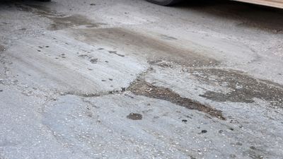 Hatay'da yola beton döken sürücü tepki çekti: Para cezası kesildi