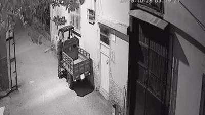 Adana'da yüzünü kapüşonla kapattı: Park halindeki aracı çaldı