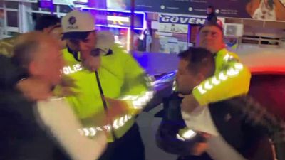 Aksaray'da alkollü sürücü ve yakınları polise saldırdı: Belediye başkanını arıyorum