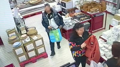 İstanbul'da bir mağazadaki telefon hırsızlığı kamerada