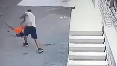 Adana'da kovaladığı çocuğu ayak bileğinden tutup yere fırlattı