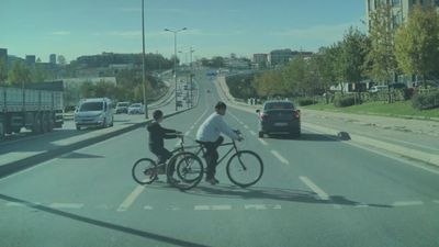 Arnavutköy'de kırmızı ışık ihlali: Bisikletli çocuklar son anda kurtuldu
