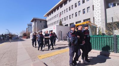 Aksaray'da kimlik soran trafik şube müdürüne tekme atan şüpheli ile 2 yakını tutuklandı