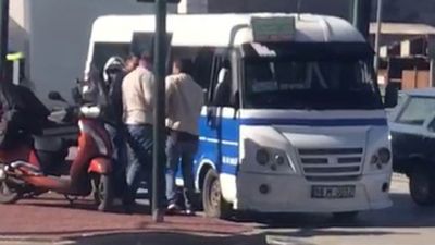 Bursa'da minibüs şoförü ile motokurye birbirine girdi: O anlar kamerada
