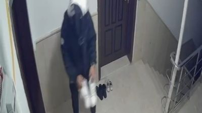 Ankara'da kapı önündeki ayakkabıyı çalan kurye kamerada