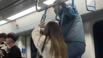 Marmaray'da iki grubun tekmeli yumruklu kavgası kamerada