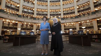 Emine Erdoğan, Almanya Başbakanı Merz'in eşiyle Millet Kütüphanesi'ne ziyaret gerçekleştirdi