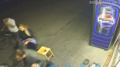 Adana'da bir şahıs çekirdek çitleyerek yürürken telefon çaldı