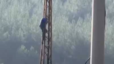 Karabük'te trafik cezasına sinirlenen sürücü elektrik direğine tırmandı