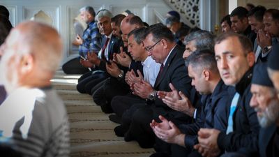 Özgür Özel, cuma namazını İstanbul'da kıldı