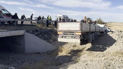 Aksaray'da şarampole düşen tırın sürücüsü hayatını kaybetti