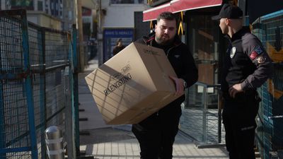 Kocaeli'de boşaltılan 12 binanın sakini, polis kontrolünde eşyalarını aldı