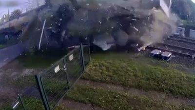 Hollanda'da yolcu treni, hemzemin geçitte tıra çarptı