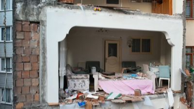 Zeytinburnu'nda yıkılan 4 katlı binanın bitişiğindeki apartman duvarsız çıktı