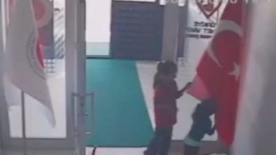 Şanlıurfa'da müftülük binasına gelen minik kız kardeşler Türk bayrağını öpüp ayrıldı