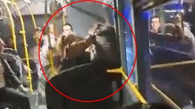 Bursa'da iki kadının otobüsteki yer kavgası kamerada