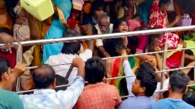 Hindistan'da tapınakta izdiham: 12 ölü