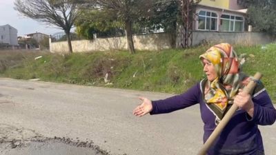 Tekirdağ’da vatandaş, bozuk yolu kendi imkanlarıyla onardı