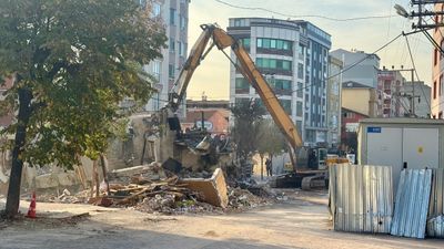 Kocaeli'de çöken binanın enkazı kaldırılmaya başlandı