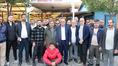 İzmir’de Bostanlı pazar yerinde pazarcılar, tekstil fuarını protesto etti