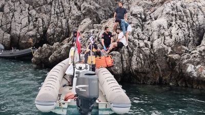 Muğla'da lastik bot kayalıklara çarptı