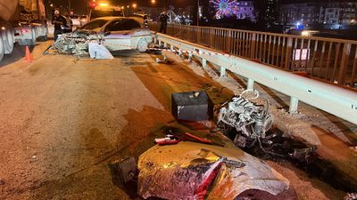 Hatay'da bariyerlere çarpan otomobilin motoru yola fırladı