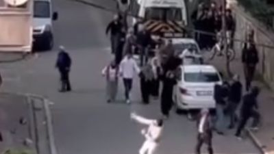 İstanbul'da kavga ettikleri ailenin evini taşladılar