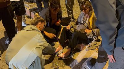 Antalya'da ayakları yanan kadın ile kedisine, komşuları yanık kremiyle müdahale etti