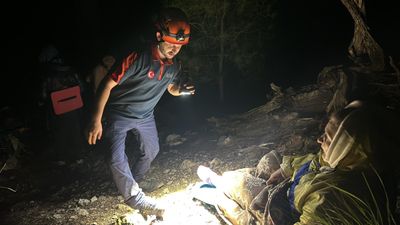 Antalya'da dağlık alanda ayağından yaralanan turist 5,5 saatte kurtarıldı