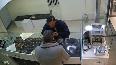 Iğdır'da kuyumculara sahte altın sattıkları öne sürülen anne ve 2 çocuğu yakalandı