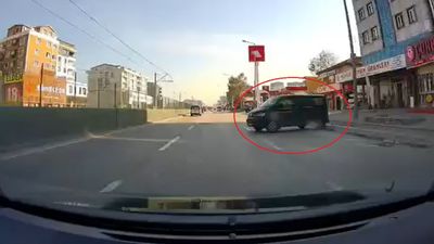 Bursa'da el freni çekilmeyen minibüs, hareket edip, yola indi: O anlar kamerada