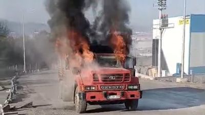 Düzce'de aynı noktada yarım saat arayla iki kamyon yandı