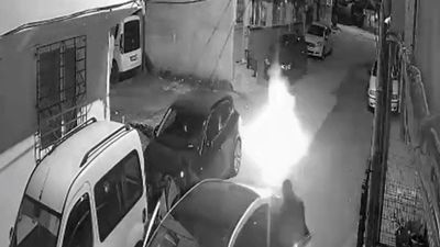 Bursa'da gece yarısı bir sokakta havai fişek ateşleyip kaçtılar