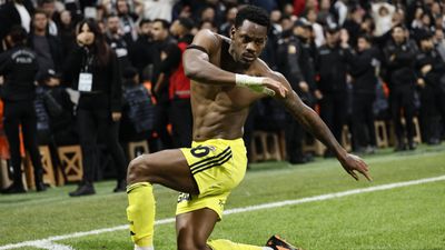 Jhon Duran'a Kurtlar Vadisi'nin efsane isminden tebrik