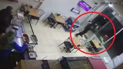 Bursa'da drift atarak ilerlediği caddedeki iş yerine çarptı: Kazanın ardından kaçtı