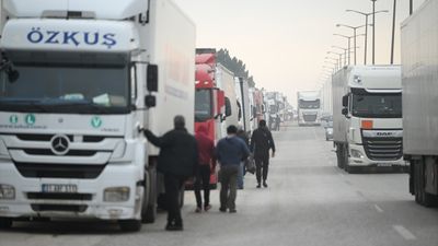 Kapıkule'de çift yönlü 7'şer kilometre tır kuyruğu oluştu
