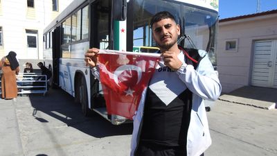 Türkiye'de büyüyen Suriyeli, ülkesine Türk bayrağını öperek döndü