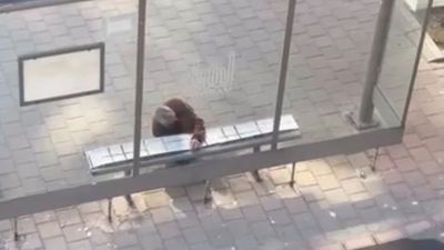 Mardin'de bir vatandaş, yolcular beklerken üşümesin durağın banklarını halıyla kapladı