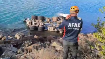 Elazığ’da beton mikseri Hazar Gölü’ne uçtu: Şoför yaralı kurtarıldı