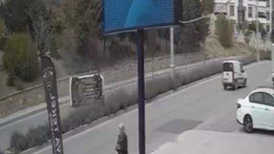 Elazığ'da kontrolden çıkan araç yan yattı