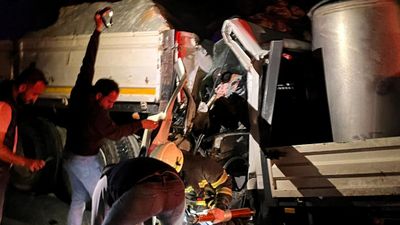 Muğla'da süt toplama aracı, tıra çarptı: 1 ölü